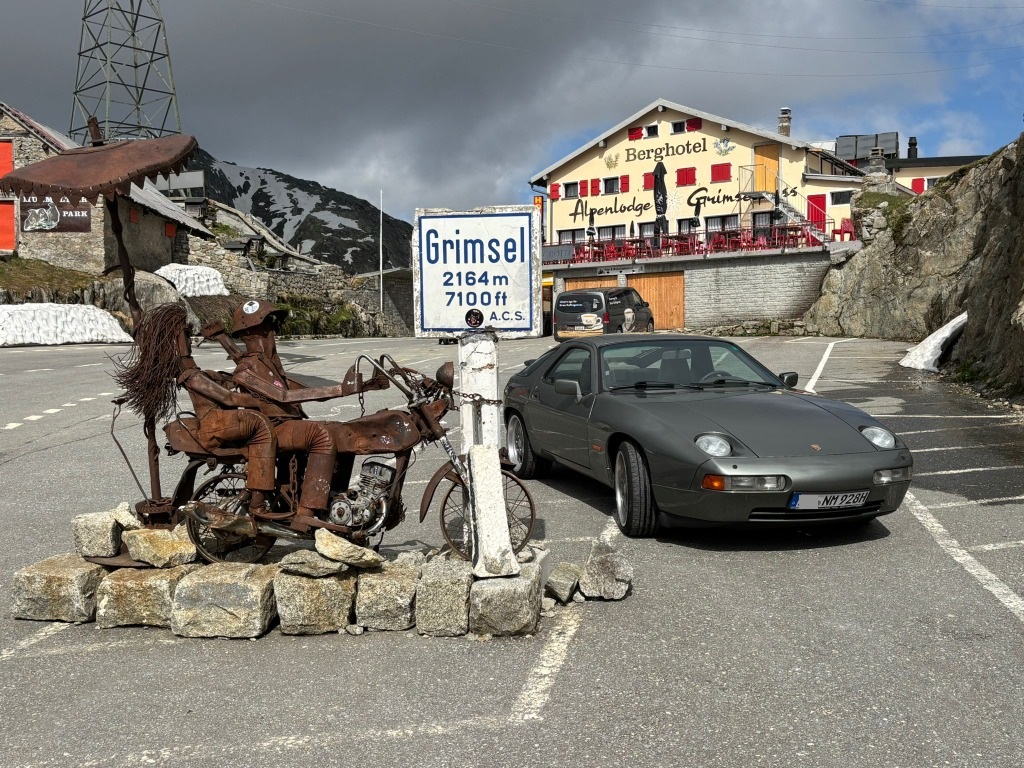 Porsche 928 S4 model year 1988 at the Grimsel Pass